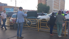 Напротив администрации Кирова BMW протаранил шесть машин