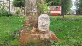 «Посмертная маска зажравшегося чиновника». В кировском сквере появилась огромная голова из дерева