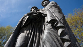 В Александровском саду отремонтировали памятник Петру и Февронии