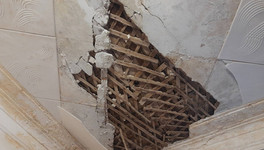 В Кирове отремонтируют крышу дома, в дыру которой провалился рабочий