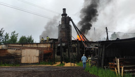 В Кировской области загорелся цех деревообработки