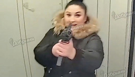 В Коминтерне женщина выстрелила в камеру видеонаблюдения в лифте. Видео