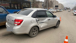 На Московской столкнулись грузовик и легковой автомобиль: есть пострадавшая