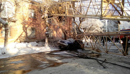 В Кирове объявлен режим ЧС из-за падения крана на жилой дом