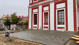 У Спасского собора в Кирове укладывают брусчатку