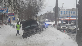 В Кирове у автовокзала водитель иномарки сбил пешехода на тротуаре