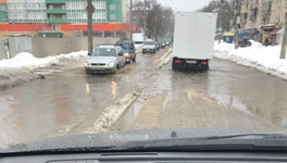 В Кирове улицу Щорса затопило талой водой