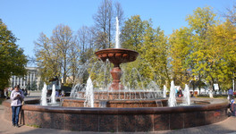 В Кирове протекает фонтан на Театральной площади