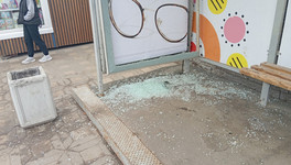 В центре Кирова разбили стеклянную остановку
