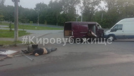 В Кирове бесправник на «Газели» снёс дерево и въехал в припаркованный фургон