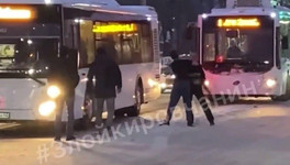 В Кирове на Октябрьском проспекте подрались водители троллейбуса и автобуса