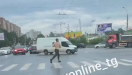 В Кирове сняли на видео неадекватного мужчину, бегающего по Московской