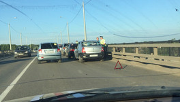Из-за аварии на старом мосту в Кирове образовались километровые пробки