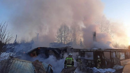В Кировской области сгорели производственное здание и частный дом