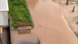 Двор на Кольцова в Кирове затапливает после каждого дождя