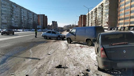 В Кирово-Чепецке произошло массовое ДТП с участием учебного автомобиля