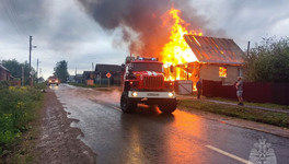 В Унях от молнии вспыхнул частный жилой дом