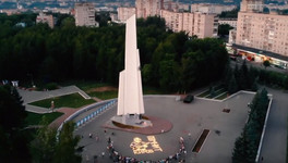 К Дню памяти и скорби в парке Победы из свечей выложили изображение Григория Булатова