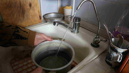 Жильцы дома на Стахановской полтора года моются с помощью кастрюль и чайников