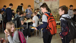 Московские эксперты проверили питание в школах Кирова. Какие выводы они сделали