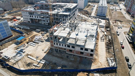 «Больше пыли, чем ущерба»: в Долгушино ветром сдуло перекрытие новой школы