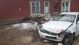 Пьяная девушка на Chevrolet врезалась в жилой дом в Кирове