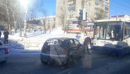 В Кирове мужчина избил водителя автобуса, который зацепил его «Мерседес»