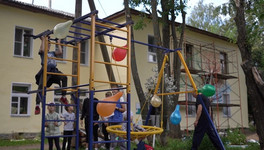 Во дворе дома на Шинников, 4 установили спортивное оборудование и нарисовали древо жизни