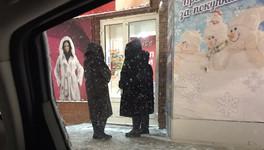 Сотрудницы кировского ТЦ вышли покурить в продающихся в магазине шубах