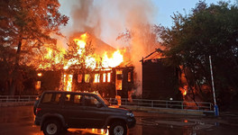 Ночью в Кирове горел деревянный дом за администрацией города