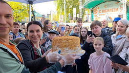 В Кирове испекли 90-коржевый торт в честь юбилея области