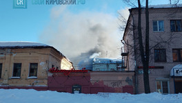 В Кирове рядом с областным судом горит шиномонтаж. Фото и видео