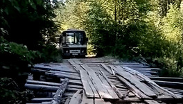 «Восстановлению не подлежит». Жители Оричевского района вынуждены ездить по аварийному мосту