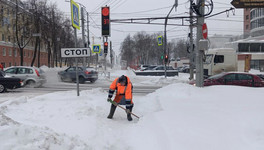 Со снегопадом в Кирове борются больше 120 единиц техники