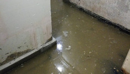 «Находиться в квартире невозможно». Новый дом в Кирове затопило канализационными стоками