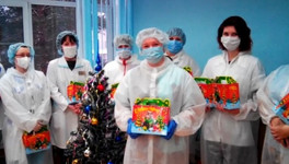 Более 6 000 детей медработников получили подарки от Рахима Азимова