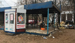 В Кирове сносят самовольно построенный киоск с шаурмой
