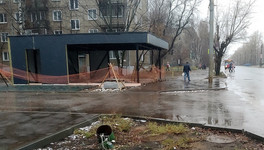 В Кирове на улице Попова незаконно разместили ларьки в охранной зоне теплосетей