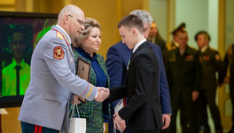 Кировского школьника наградили медалью за спасение тонувшего мальчика
