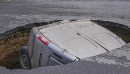 В Перми образовалась огромная яма на дороге, в которую провалилась «Газель»