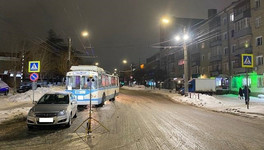 В Кирове троллейбус врезался в иномарку. После удара она сбила 18-летнюю девушку на пешеходном переходе