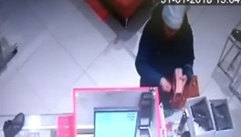 Полицейские разыскивают мошенницу, которая в магазине «заработала» на покупке товара
