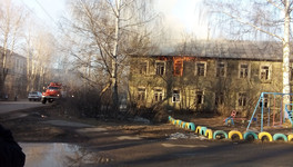 В Лянгасово горит двухэтажный аварийный дом