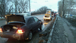 В Кирове за сутки больше десяти машин пострадали от ямы на улице Московской