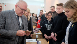 Кировские студенты и авторы инновационных проектов представили губернатору научные разработки