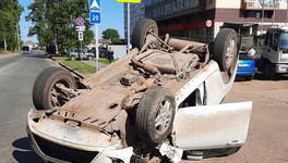 В Кирове две машины опрокинулись в результате ДТП