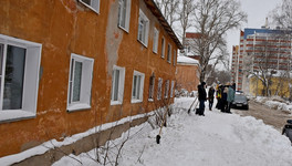 На тротуар на улице Чернышевского с крыши дома рухнула снежная глыба