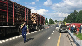 В ДТП с лесовозом под Кировом пострадал человек