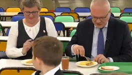 «Не удержался и купил котлету с пюре»: врио губернатора Александр Соколов проверил еду в школьной столовой