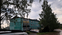 В Шутовщине ураган сорвал крышу с трёхэтажного дома
